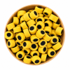 Pohľad zhora na žlté rolky Yellow Coconut Roll s čiernym stredom